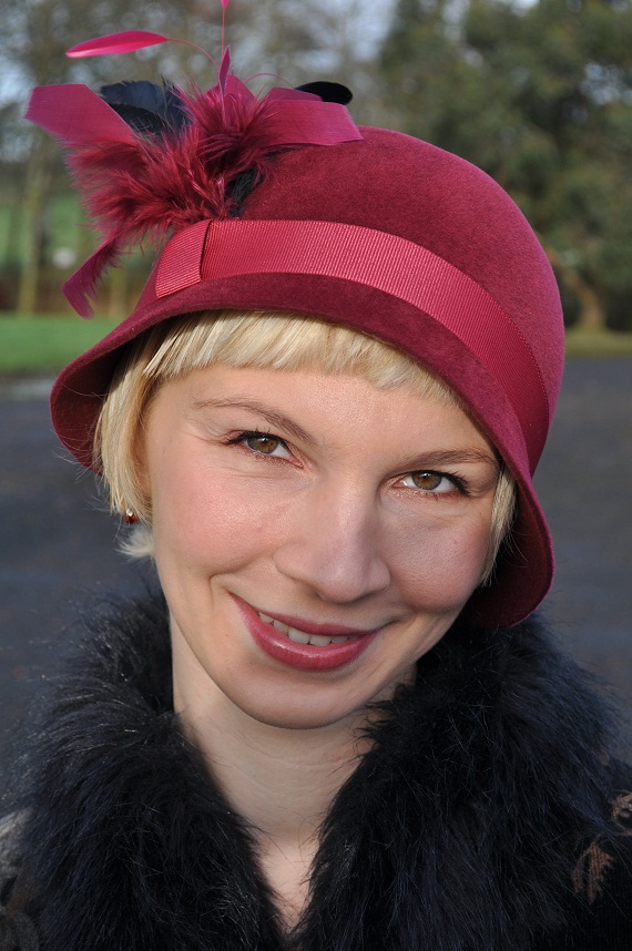 I made vine coloured velour cloche hat to match my outfit and decorated it with dark greent, fuschia and vine coloured feathers to compliment the pattern on my coat.